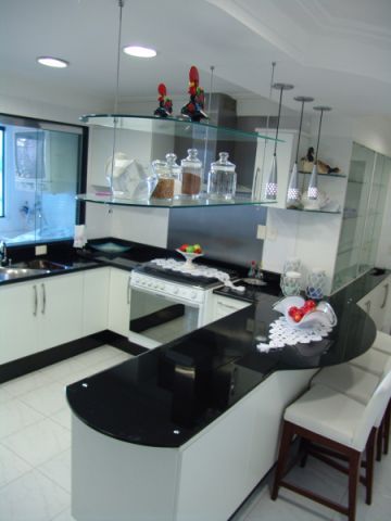 Cozinhas modernas: cozinha com bancada preta