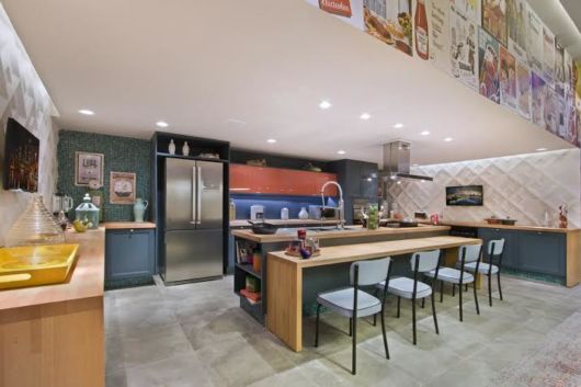 Cozinhas modernas: cozinha com bancada de madeira