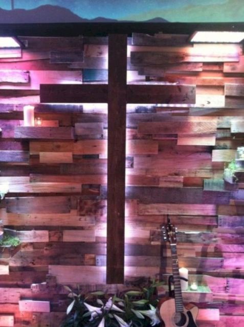 Decoração com paletes: na parede com cruz de madeira