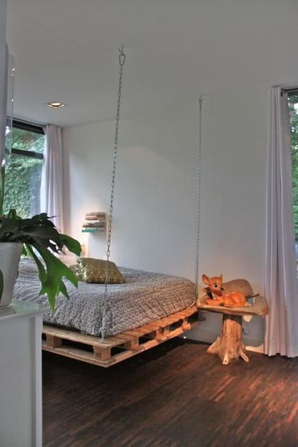 Decoração com paletes: cama suspensa feita com paletes