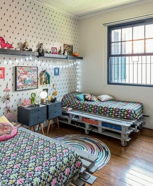 Cama de palete em quarto feminino