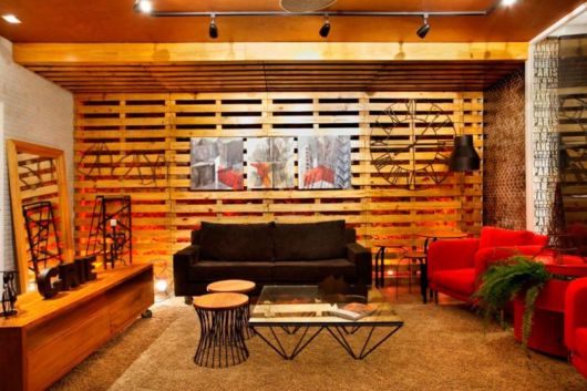 Decoração com paletes: na parede da sala