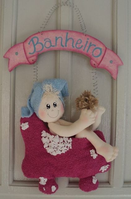 enfeite artesanal para porta do banheiro