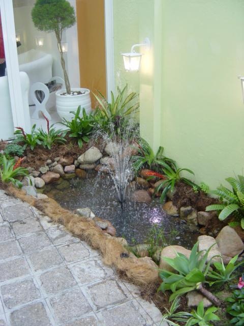 Jardins pequenos com fonte