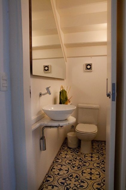 lavabo embaixo da escada
