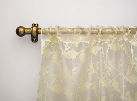 varão com cortina e ponteira dourada