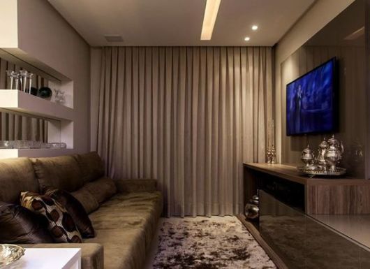 cortina com tecido grosso em decoração de sala de estar