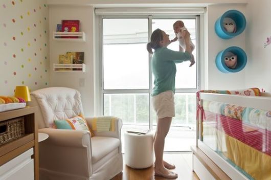 nicho redondo azul em quarto de bebê