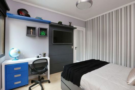 quarto masculino com papel de parede