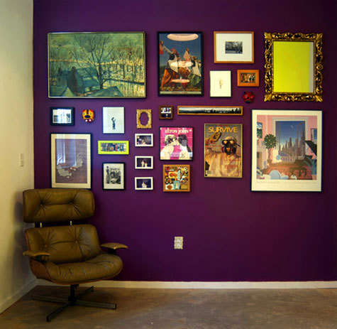 parede de sala com quadros