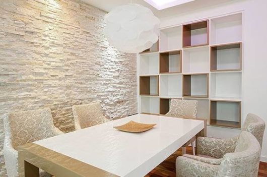 Parede com pedras na sala
