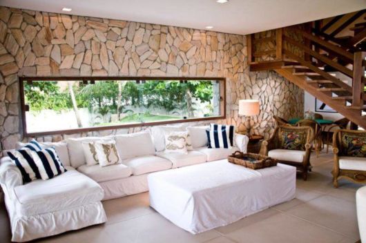 Parede com pedras na sala