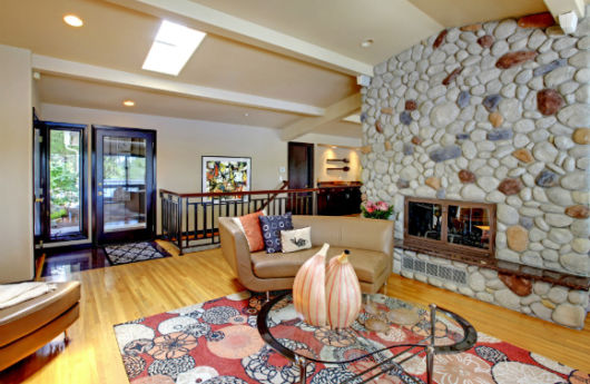 Parede com pedras na sala