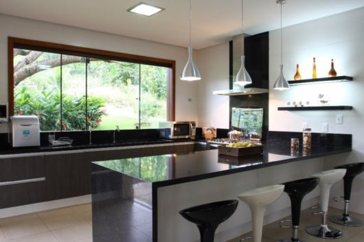 decoração cozinha branca e preta