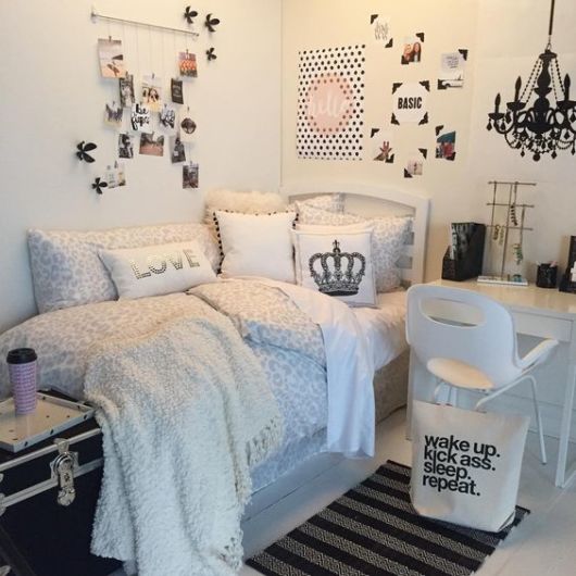 Quarto tumblr: preto e branco com almofada estampada com coroa
