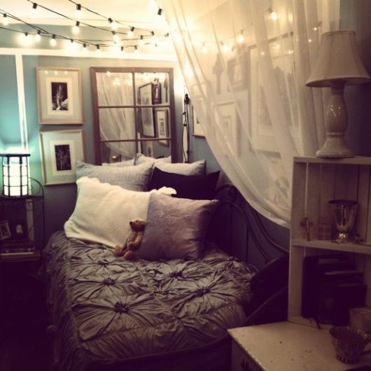 Quarto tumblr: quarto pequeno com varal de lâmpadas