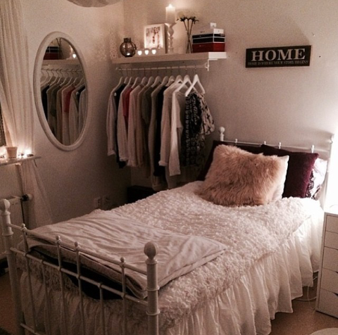 Quarto tumblr: quarto pequeno com espelho