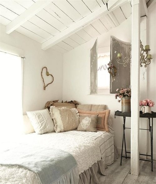 Quarto tumblr: quarto pequeno branco