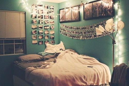 Quarto tumblr: quarto pequeno com parede azul