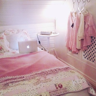 Quarto tumblr: feminino com cama rosa