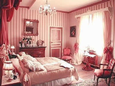 Quarto tumblr: feminino com papel de parede rosa e branco