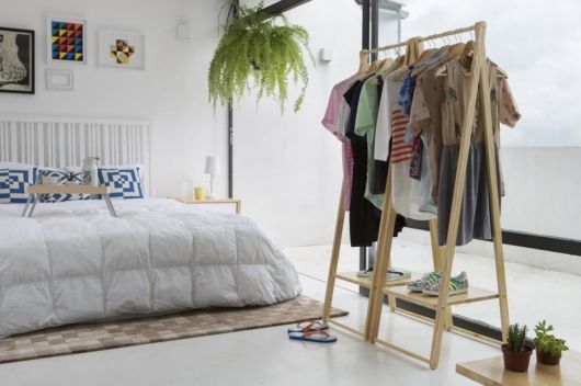 Quarto tumblr de casal com arara de madeira