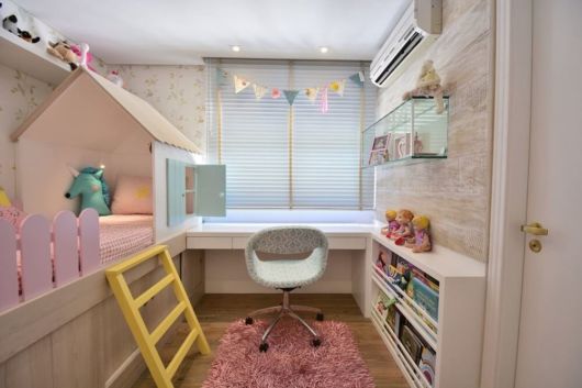 Quarto tumblr infantil com escrivaninha