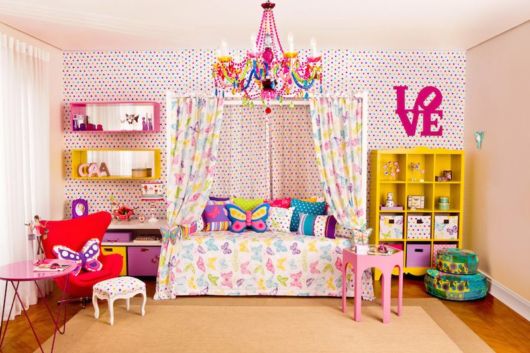 Quarto tumblr infantil com cortina colorida