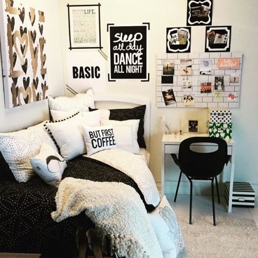 Quarto tumblr: preto e branco com quadrinhos