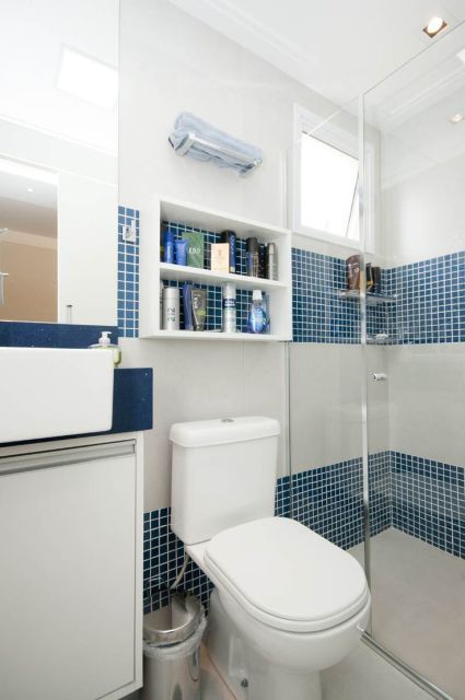 banheiro com pastilhas azuis