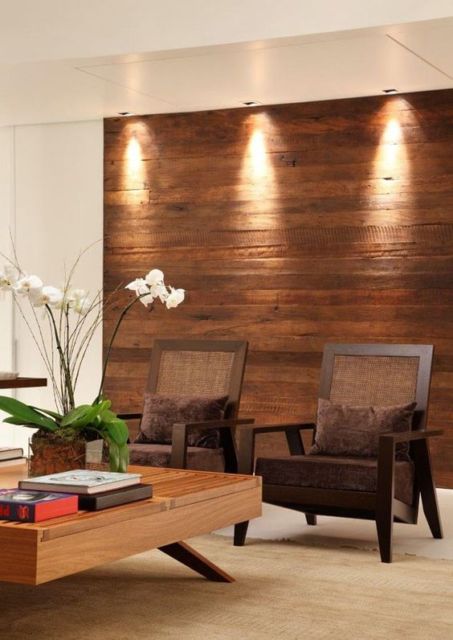 sala de estar com parede de madeira