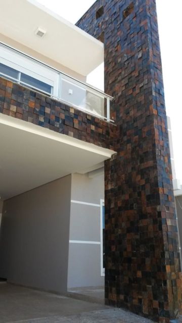 fachada com pedra ferro