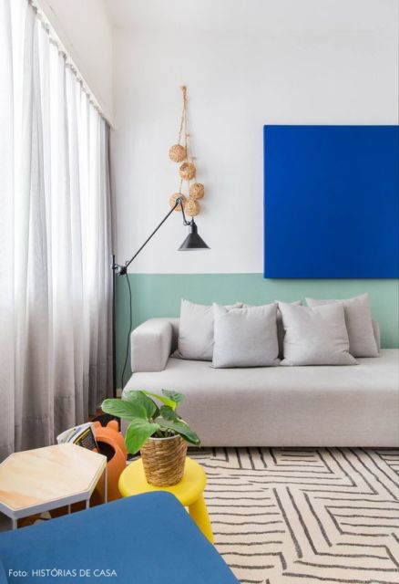 sala com meia parede verde