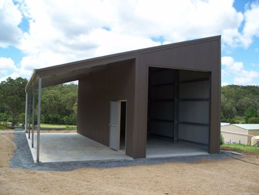 Telhado embutido em garagem marrom
