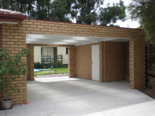 Telhado embutido em garagem de tijolinhos