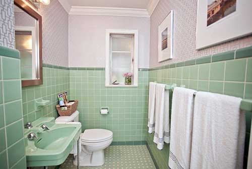 banheiro simples com azulejos