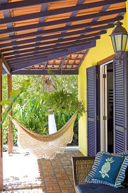 Casa de fazenda amarela