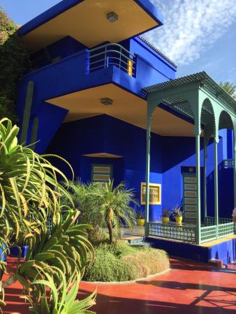 Casa com a cor azul royal