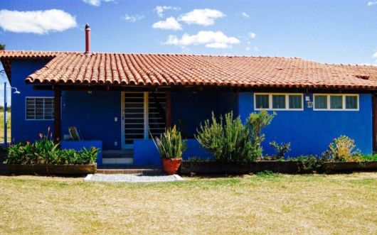 Casa com a cor azul escuro