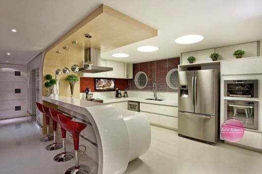 cozinha branca e vermelha