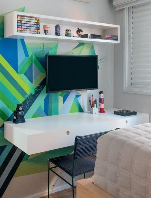 quarto pequeno com escrivaninha branca