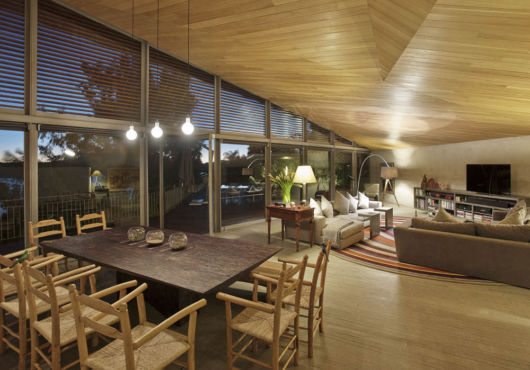 Forro de madeira em sala com m´[oveis de madeira