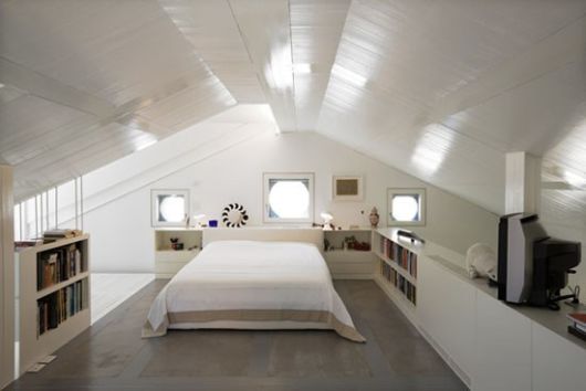 Forro de madeira branco no quarto