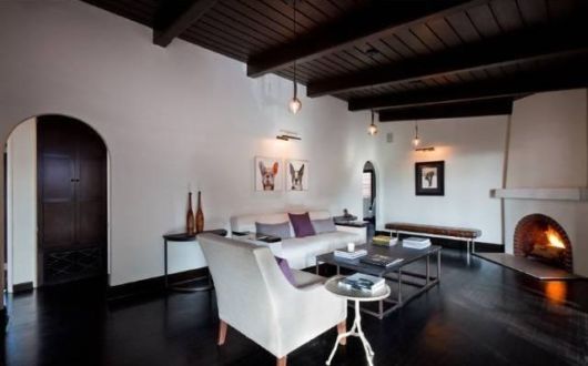 Forro de madeira preto na sala