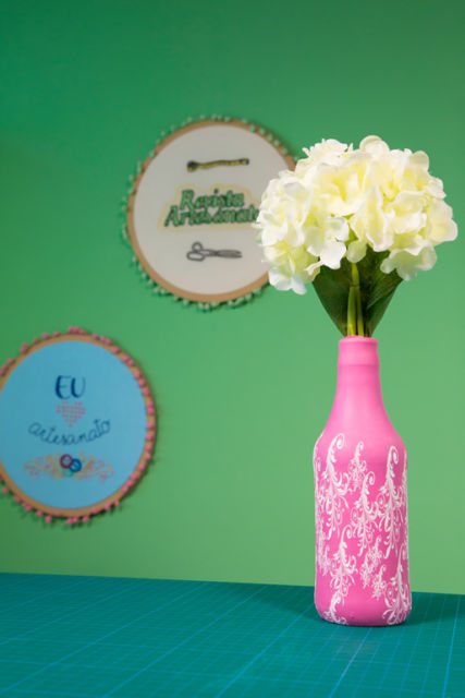 Garrafas decoradas: com bexiga rosa