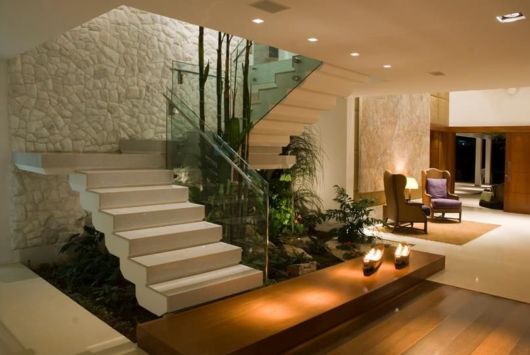 Hall de entrada: com escada em l