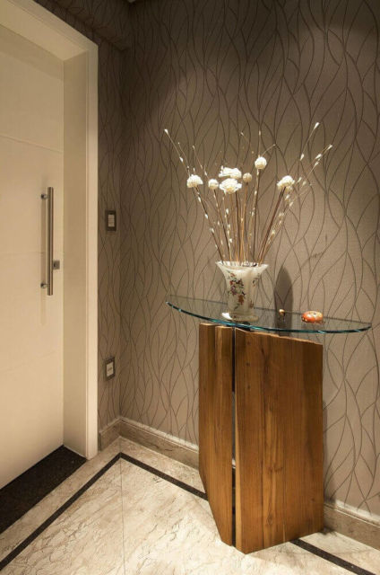 Hall de entrada: com papel de parede bege