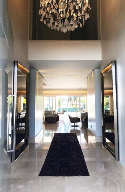Hall de entrada: luxuoso com porta de vidro