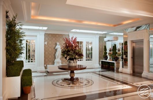 Hall de entrada: luxuoso com arranjo de flores