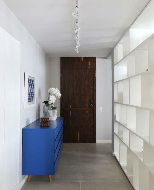 Hall de entrada: hall de apartamento pequeno com aparador azul